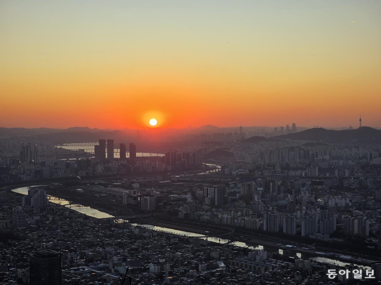용마산 정상에서 내려다본 살곶이 벌판. 중랑천이 뚝섬에서 한강을 만나는 드넓은 벌판에는 조선시대 말들이 뛰놀았던 목장과 군사 훈련장이 있었다.