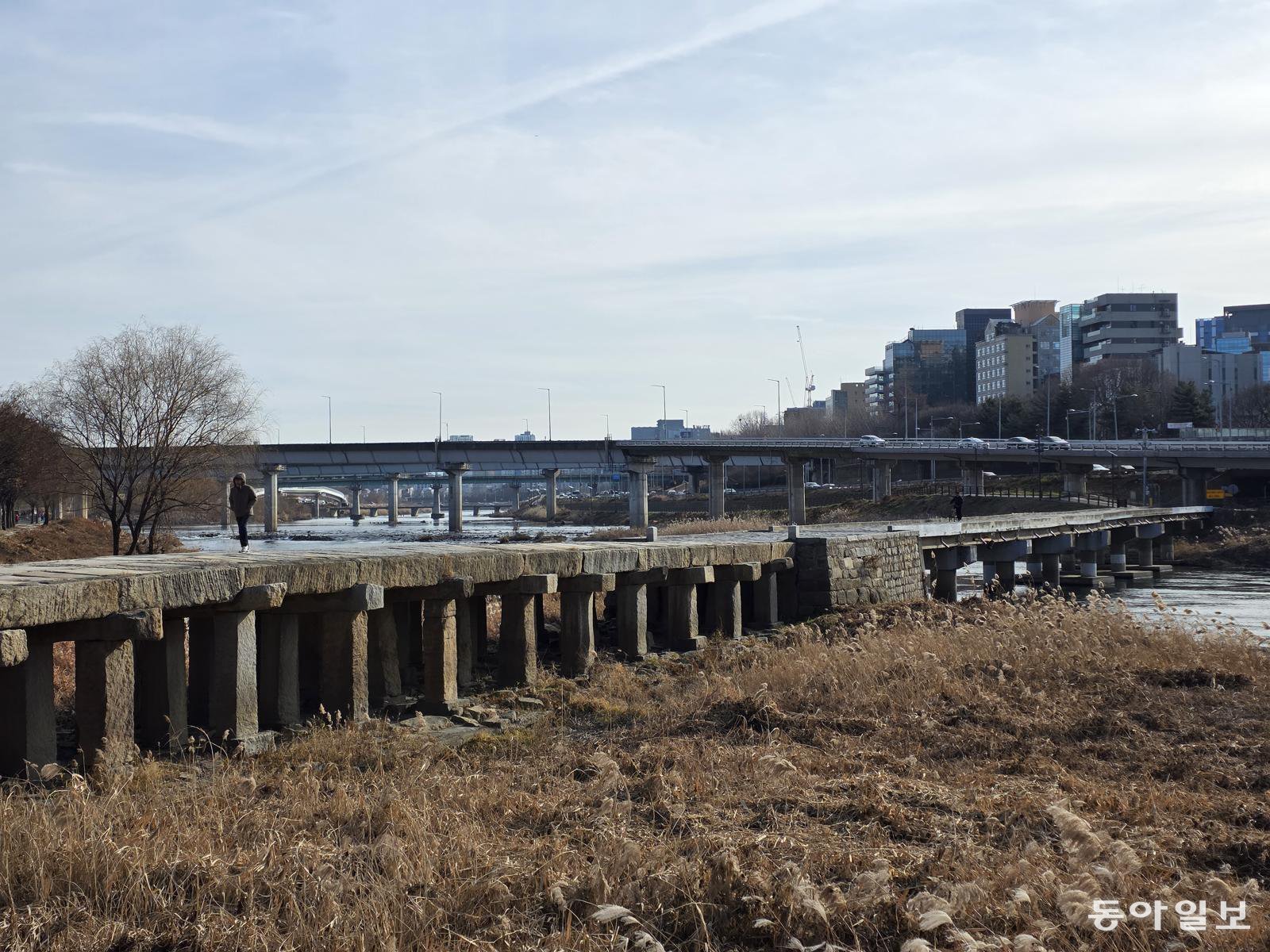 한양대 옆 중랑천 하류에 놓여 있는 조선시대 가장 긴 돌다리였던 살곶이다리.
