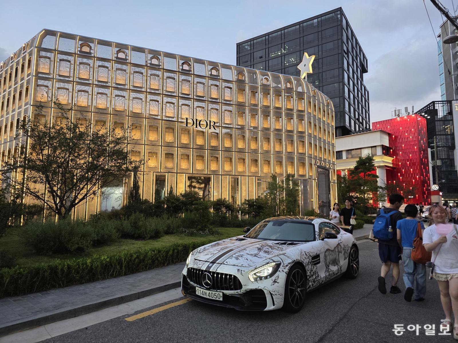 성수동 연무장길에 있는 디올성수 매장.