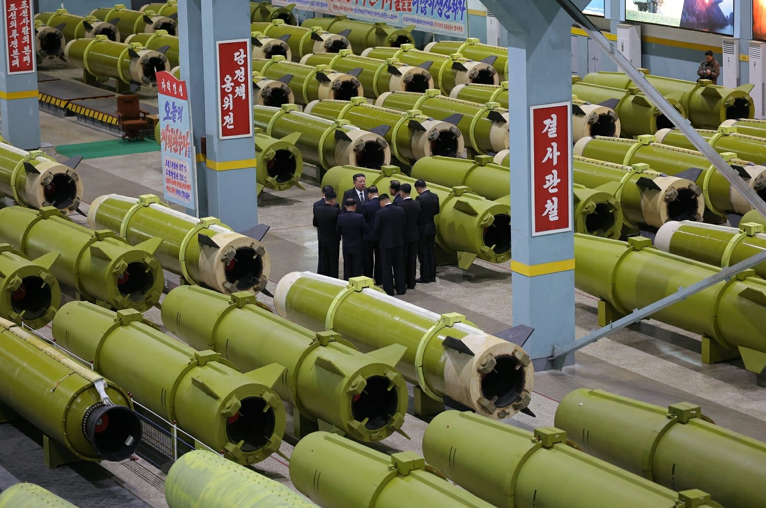 (평양 노동신문=뉴스1) = 북한 노동당 기관지 노동신문은 김정은 당 총비서가 중요군수공업기업소들을 방문하고 올해 미사일 및 포탄생산부문 실적과 4·4분기 생산실태를 점검했다고 26일 보도했다.   [국내에서만 사용가능. 재배포 금지. DB 금지. For Use Only in the Republic of Korea. Redistribution Prohibited]  rodongphoto@news1.kr