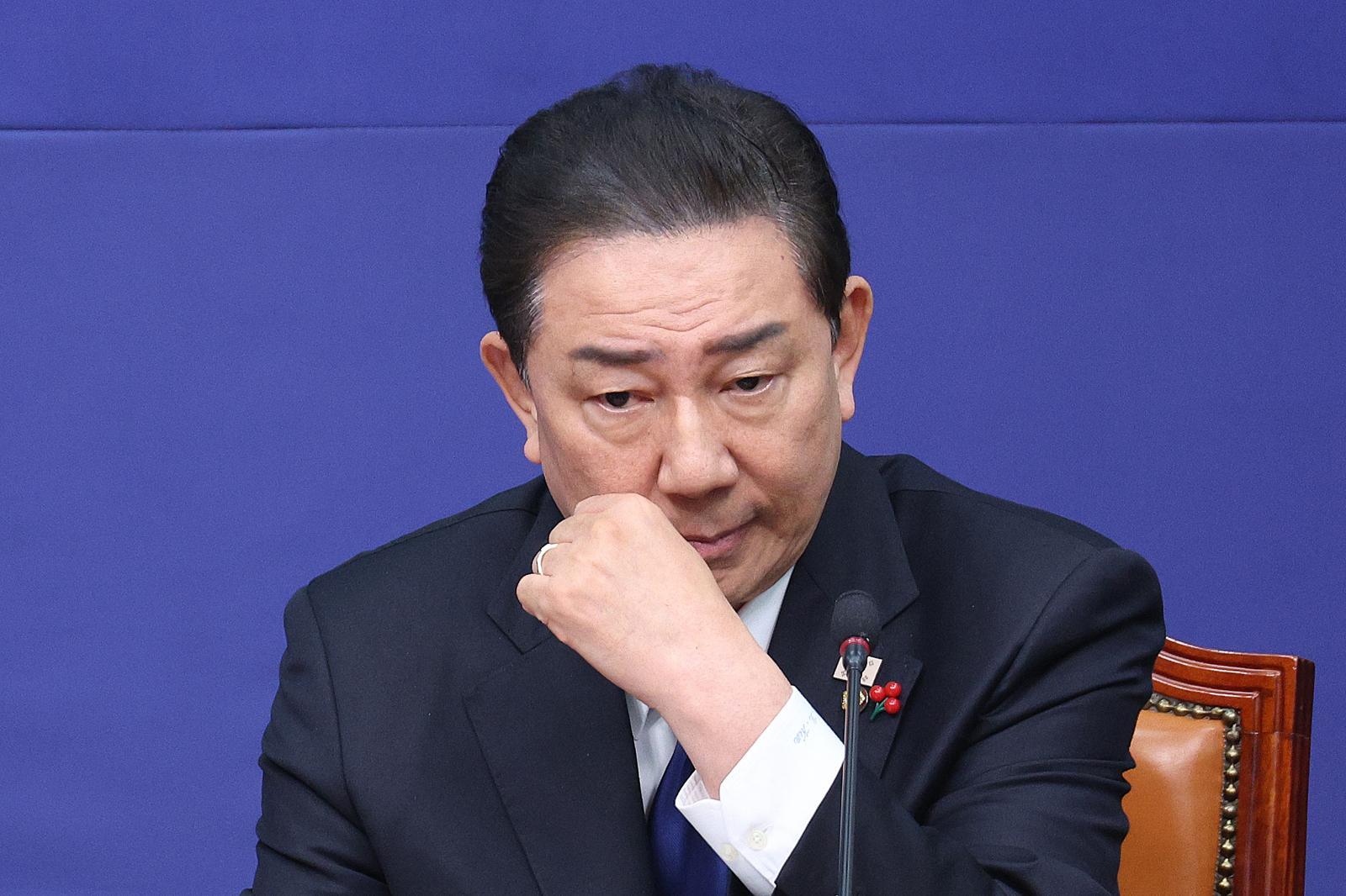 김병기 더불어민주당 원내대표가 24일 서울 여의도 국회에서 열린 최고위원회의에서 생각에 잠겨 있다. 2025.12.24 뉴스1