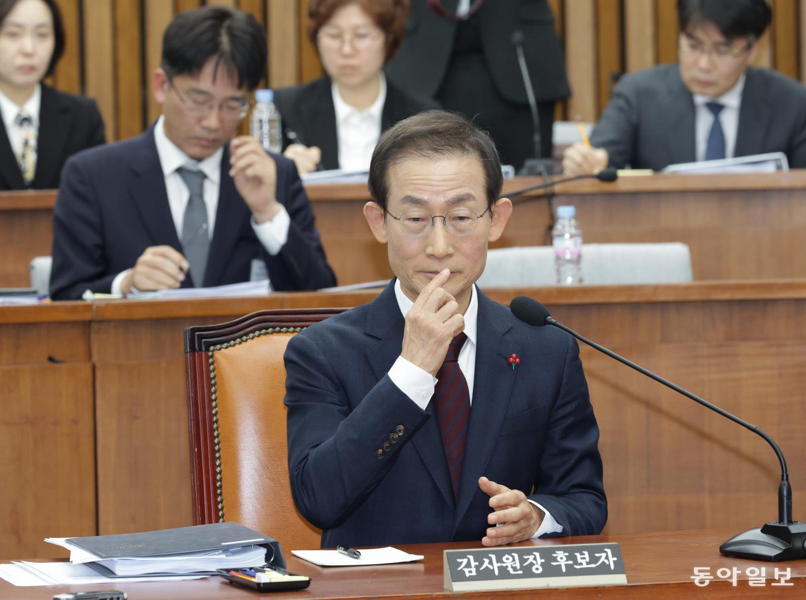 김호철 감사원장 후보자가 29일 국회에서 열린 인사청문회에 출석해 의원의 질의를 듣고 있다.
이훈구 기자 ufo@donga.com