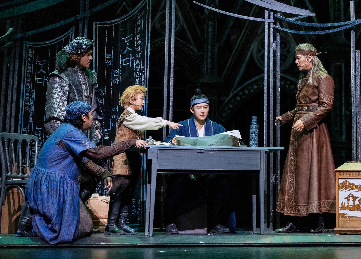 뮤지컬 ‘한복 입은 남자’는 조선의 과학자 장영실이 역사에서 사라진 뒤 유럽으로 건너가 르네상스 시기 문화 유산을 꽃피우는 데 도움을 줬다는 상상력을 무대 위에 구현했다. MK뮤지컬컴퍼니 제공