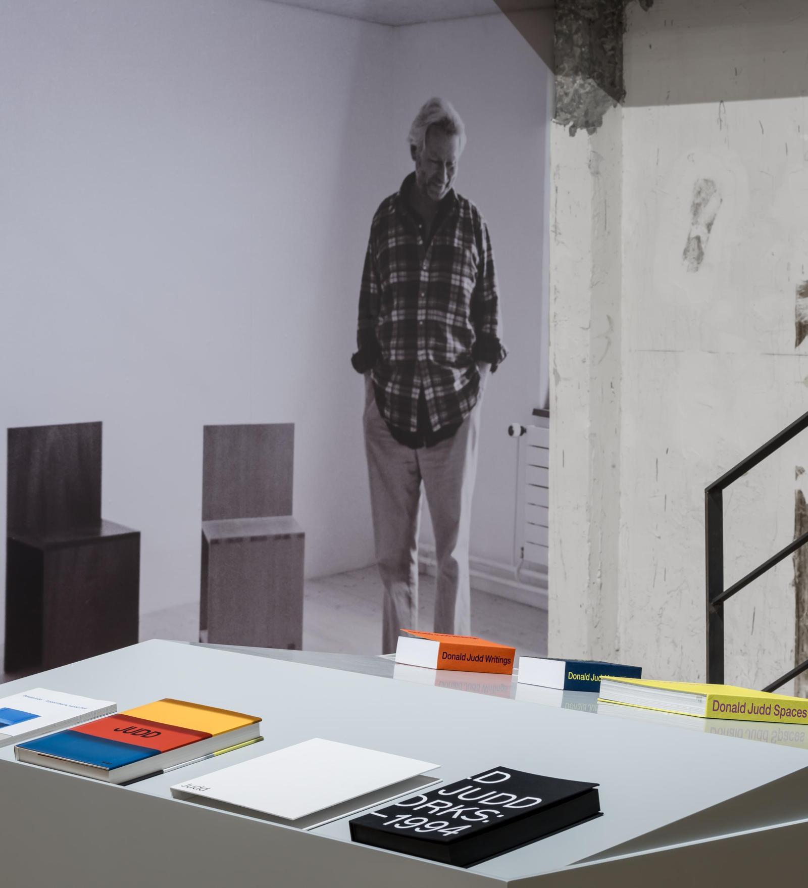 서울 용산구 현대카드 스토리지 전시장에서 열리고 있는 ‘도널드 저드: 가구’전 전시 전경. 위쪽 사진은 저드가 손수 만들었거나 예전 디자인을 토대로 다시 만든 가구, 아래쪽 사진은 저드가 가구에 대해 쓴 책이 전시된 모습이다.
현대카드 제공 ⓒJudd Foundation