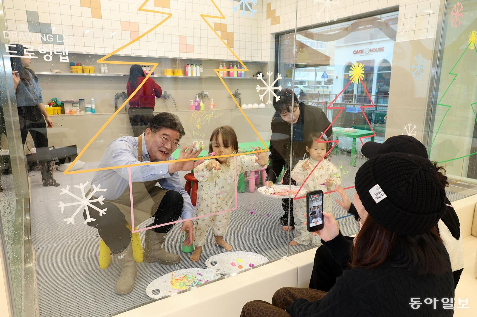 26일 경기 남양주시 다산동 경기행복주택 단지 내 ‘경기 유니티’에서 중장년 여성들이 단체활동을 하고 있다. 아래 사진은 같은 건물 내 드로잉랩에서 김용진 경기주택도시공사(GH) 사장(왼쪽)이 3∼4세 아이들과 함께 통유리에 그림을 그리는 모습. 남양주=전영한 기자 scoopjyh@donga.com