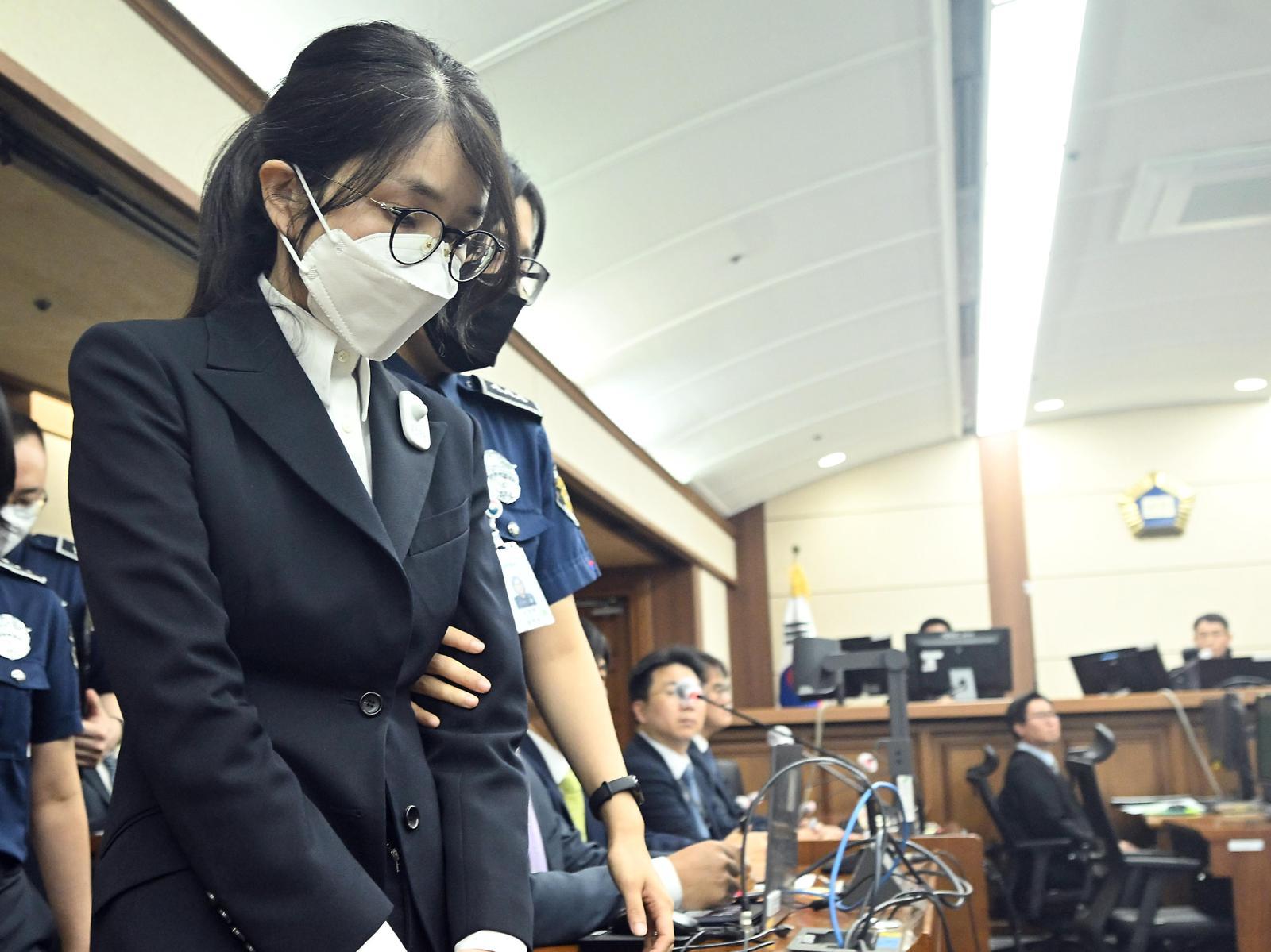 구속 기소된 김건희 여사가 재판에 출석하고 있다.