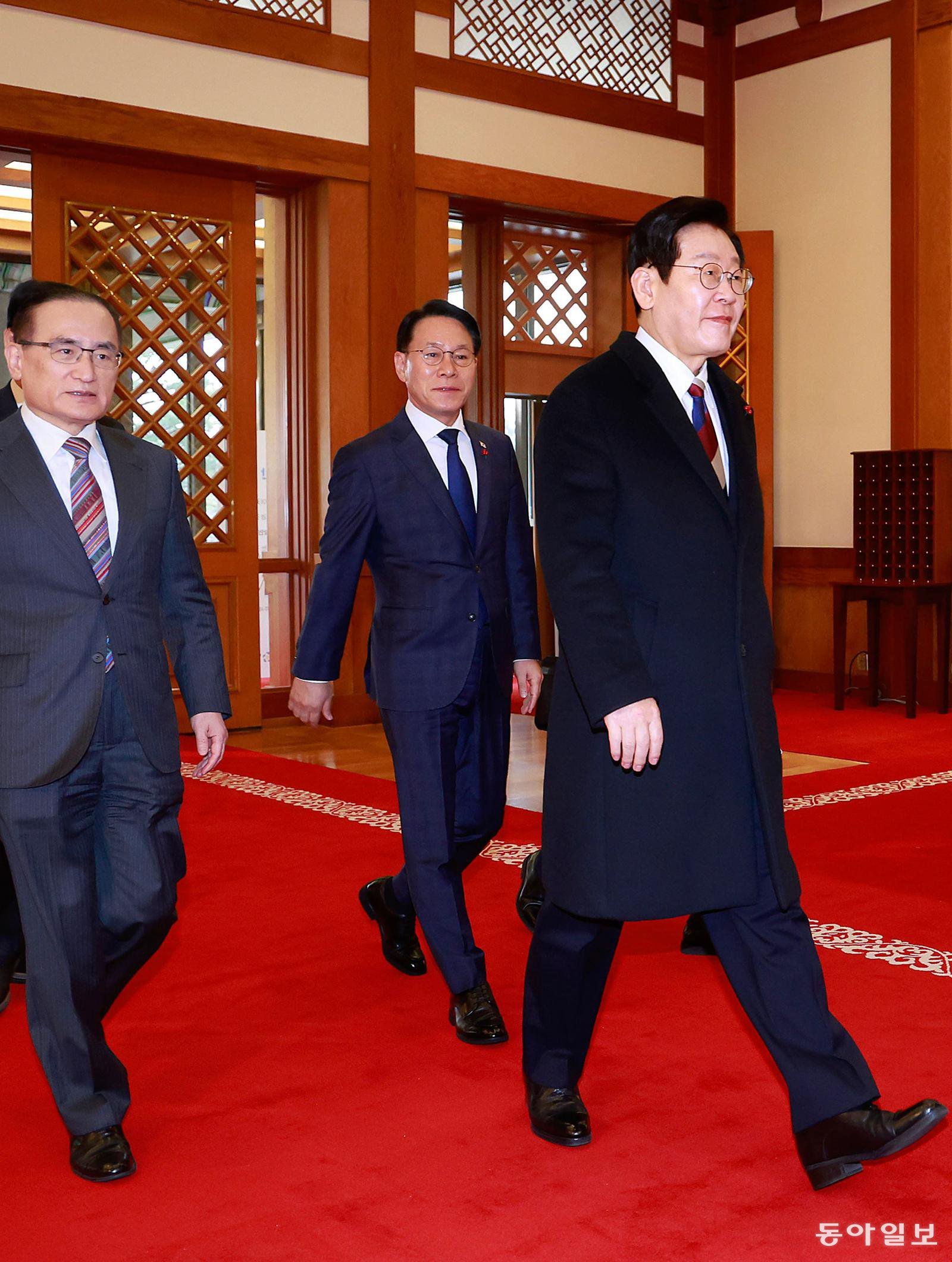 3색 ‘통합 넥타이’ 매고 첫 출근 이재명 대통령이 29일 청와대 본관으로 첫 출근을 하고 있다. ‘통합’을 상징하는 흰색, 빨간색, 파란색이 배색된 사선 줄무늬 넥타이를 매고 있다. 대통령이 청와대로 출근한 건 문재인 전 대통령 퇴임일인 2022년 5월 9일 이후 1330일 만이다. 송은석 기자 silverstone@donga.com