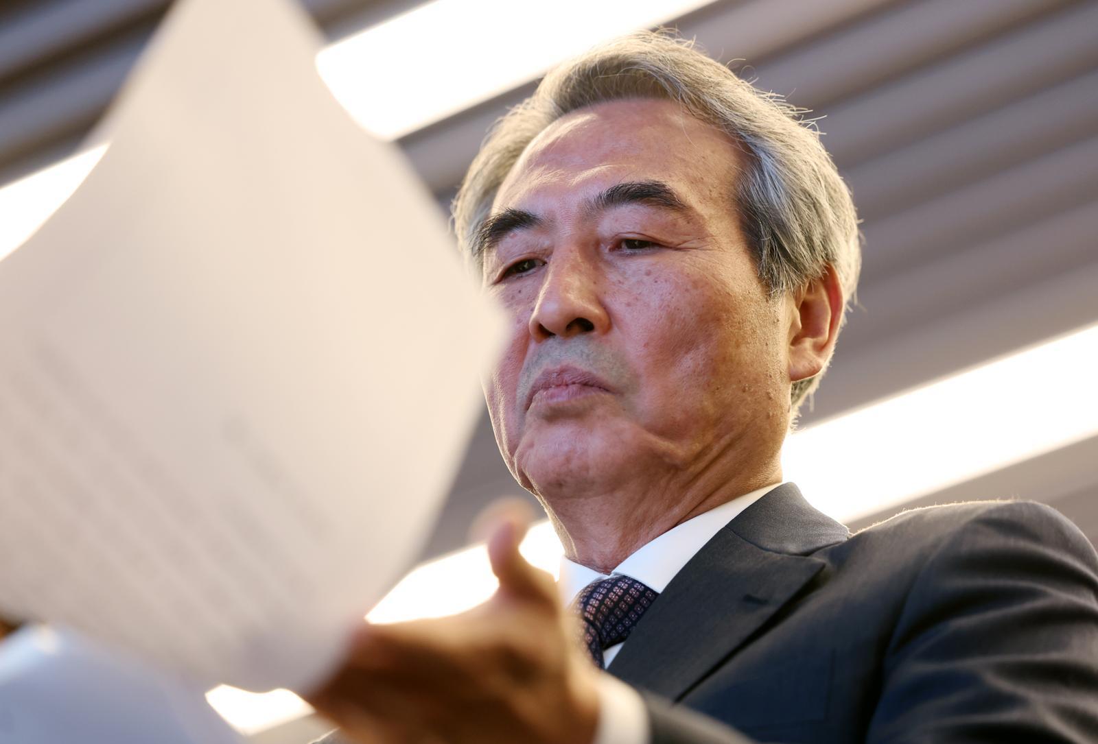 민중기 특별검사가 29일 오전 서울 종로구 KT 광화문빌딩 웨스트에서 열린 김건희 여사의 각종 의혹 관련 최종 수사 결과 발표 브리핑에서 자료를 살펴보고 있다. 2025.12.29 뉴시스