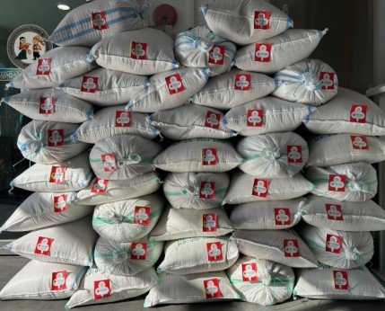 이달 3일 경남 거창군 가조면 행정복지센터 앞에는 ‘7인의 천사’로 불리는 주민이 두고 간 쌀 포대가 쌓여 있다. 경남 거창군 제공