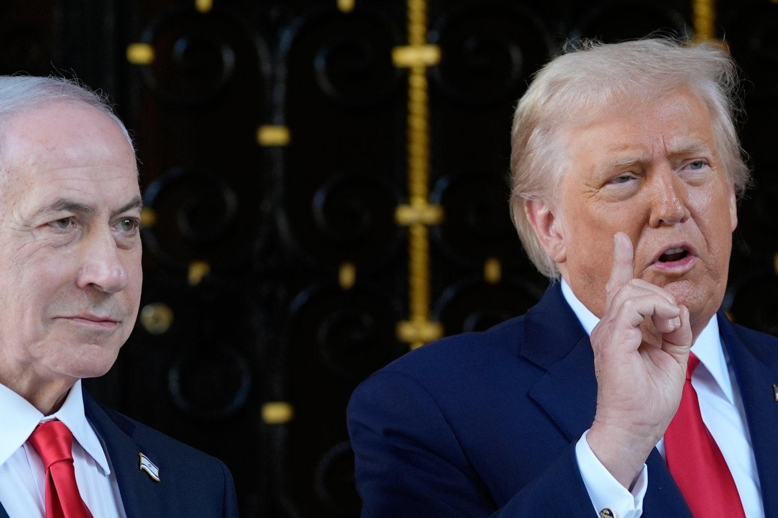 도널드 트럼프 미국 대통령이 29일(현지 시간) 미 플로리다주 팸비치의 마러라고 자택에서 베냐민 네타냐후 이스라엘 총리와 회담에 앞서 취재진 질문에 답하고 있다. 2025.12.30 팸비치=AP 뉴시스