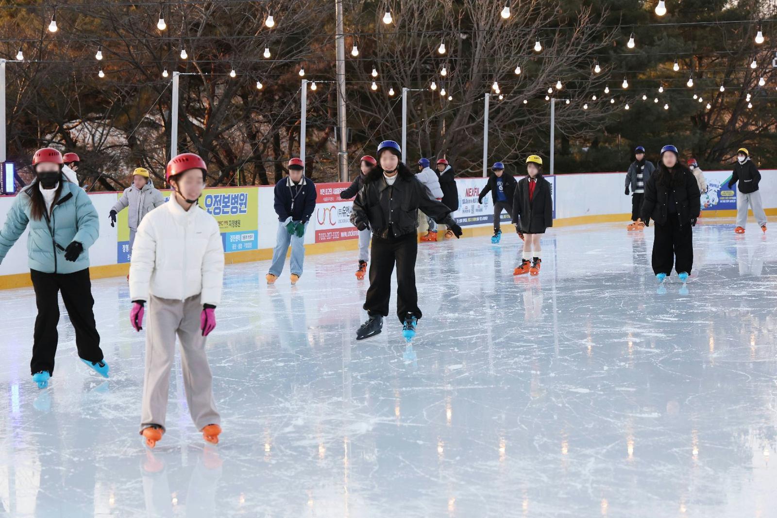 경기 부천시가 부천종합운동장에 설치한 아이스링크에서 어린이들이 스케이팅을 즐기고 있다. 부천시 제공