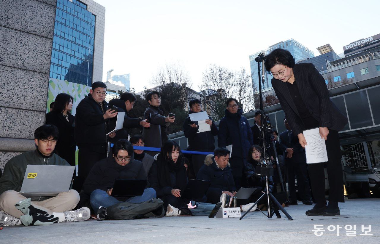 초대 기획예산처 장관 후보자로 지명된 이혜훈 전 국민의힘 의원이 30일 오전 서울 중구 예금보험공사에 마련된 인사청문회 준비 사무실로 출근하며 과거 비상계엄 내란 옹호 발언에 대해 사과하고 있다. 이한결 기자 always@donga.com