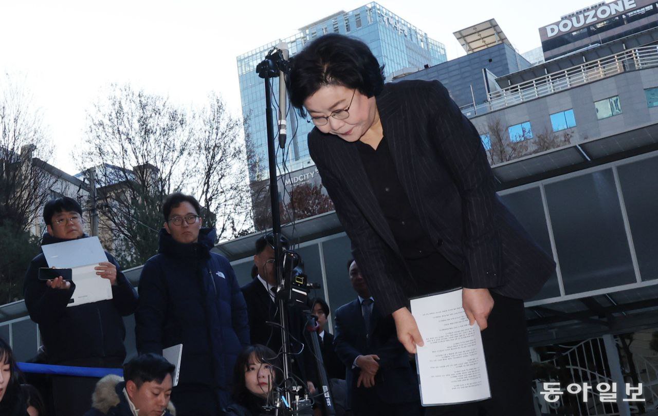 초대 기획예산처 장관 후보자로 지명된 이혜훈 전 국민의힘 의원이 30일 오전 서울 중구 예금보험공사에 마련된 인사청문회 준비 사무실로 출근하며 과거 비상계엄 내란 옹호 발언에 대해 사과하고 있다. 이한결 기자 always@donga.com