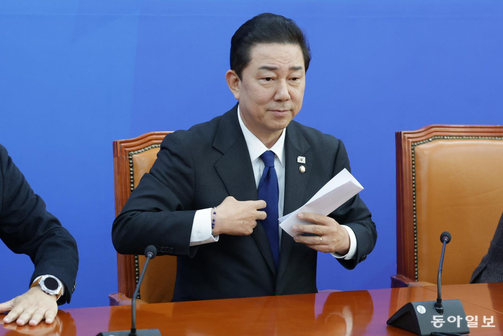 더불어민주당 김병기 원내대표가 30일 서울 여의도 국회에서 열린 원내대책회의에서 원내대표직 사퇴를 발표하고 있다. 박형기 기자 oneshot@donga.com