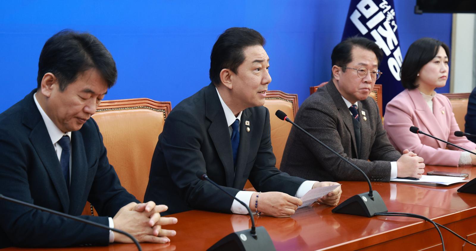 김병기 더불어민주당 원내대표가 30일 서울 여의도 국회에서 기자회견을 열고 원내대표직 사퇴의사를 밝히고 있다. 2025.12.30. 뉴시스