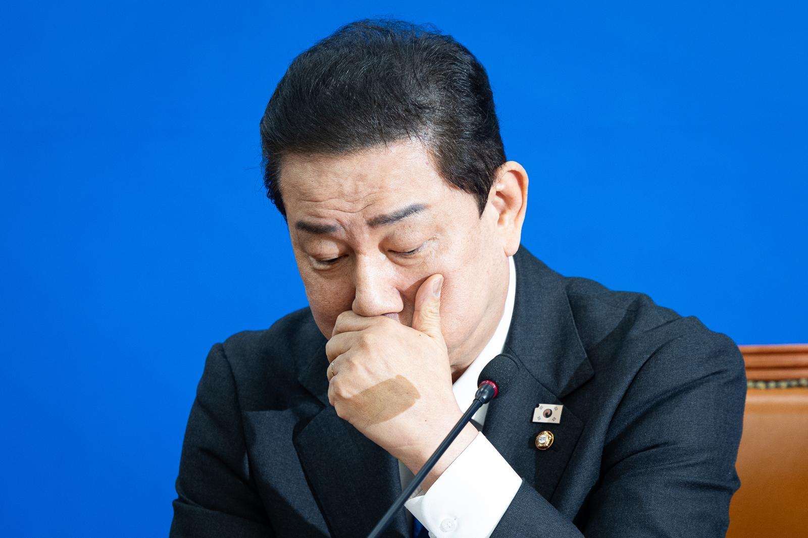 김병기 더불어민주당 원내대표가 30일 서울 여의도 국회에서 열린 원내대책회의에서 원내대표직 사퇴를 밝히기 전 기침하고 있다. 2025.12.30 뉴스1