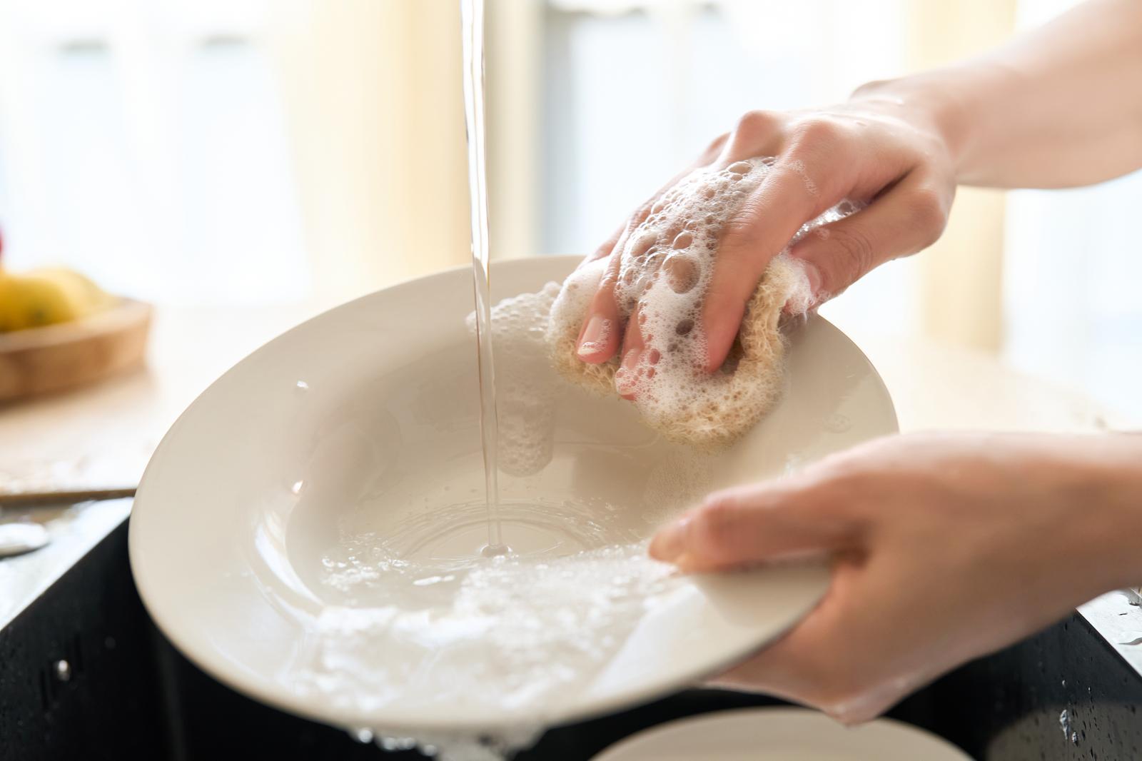 게티이미지뱅크. 설거지를 미루거나 생닭을 씻는 습관은 싱크대를 세균 번식 환경으로 만들 수 있다는 경고가 나왔다.