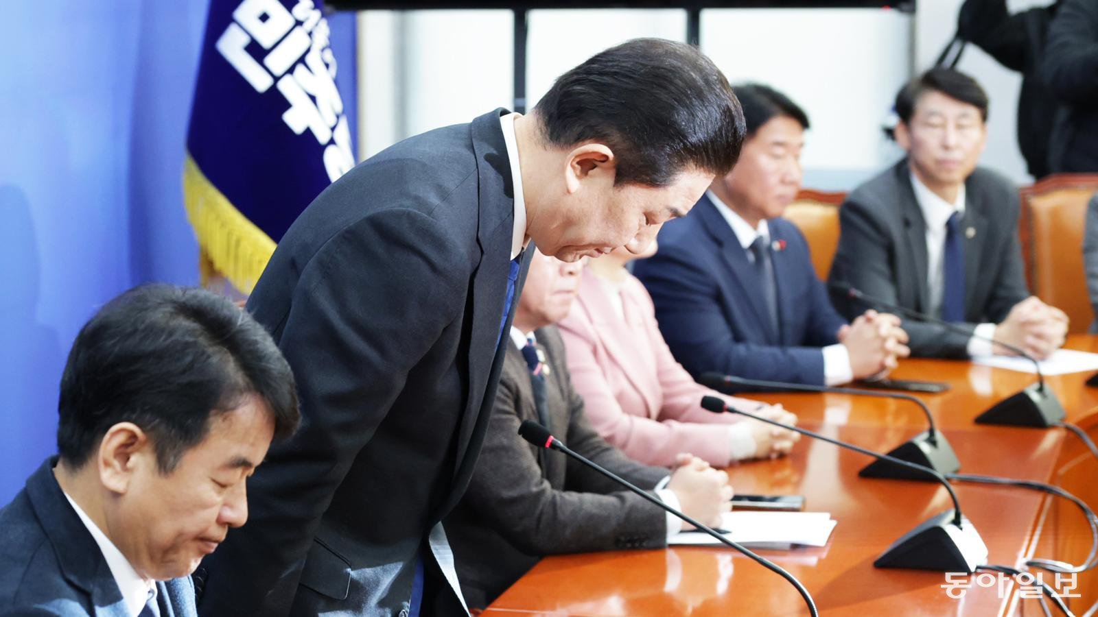 더불어민주당 김병기 원내대표가 30일 서울 여의도 국회에서 열린 원내대책회의에서 원내대표직 사퇴를 발표하고 있다. 박형기 기자 oneshot@donga.com