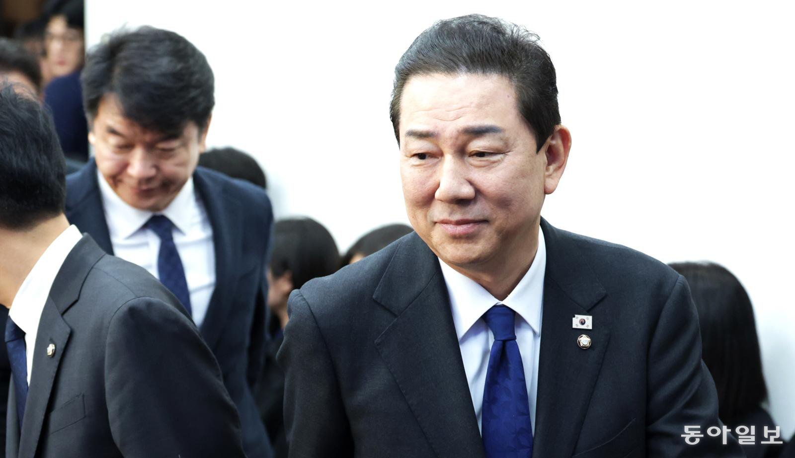 더불어민주당 김병기 원내대표가 30일 서울 여의도 국회에서 열린 원내대책회의에서 원내대표직 사퇴를 발표하고 있다. 박형기 기자 oneshot@donga.com