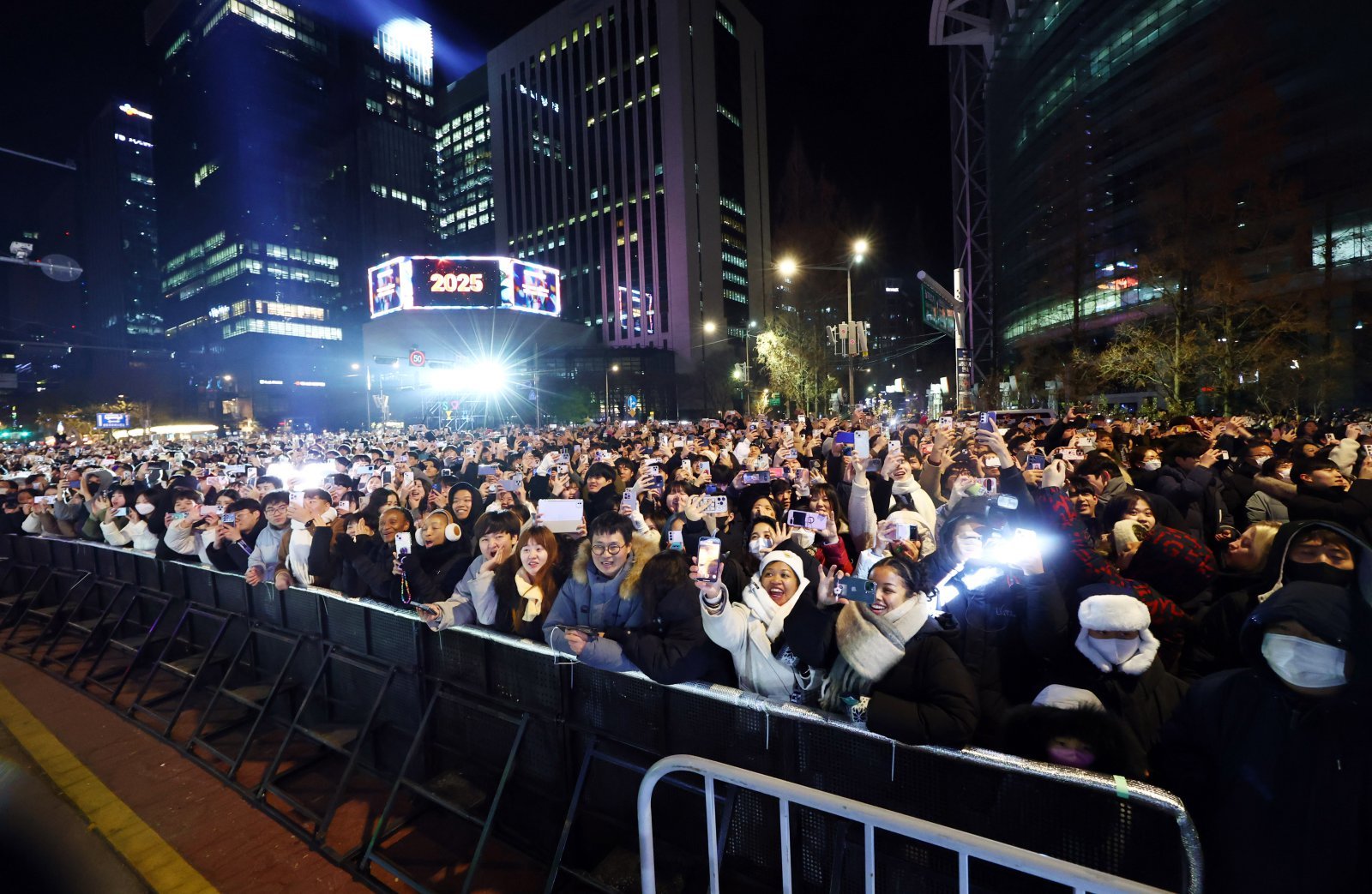 지난 1월 1일 서울 종로구 보신각에서 열린 제야의 종 타종행사를 찾은 시민들이 타종 장면을 바라보고 있다. (공동취재)2025.1.1/뉴스1