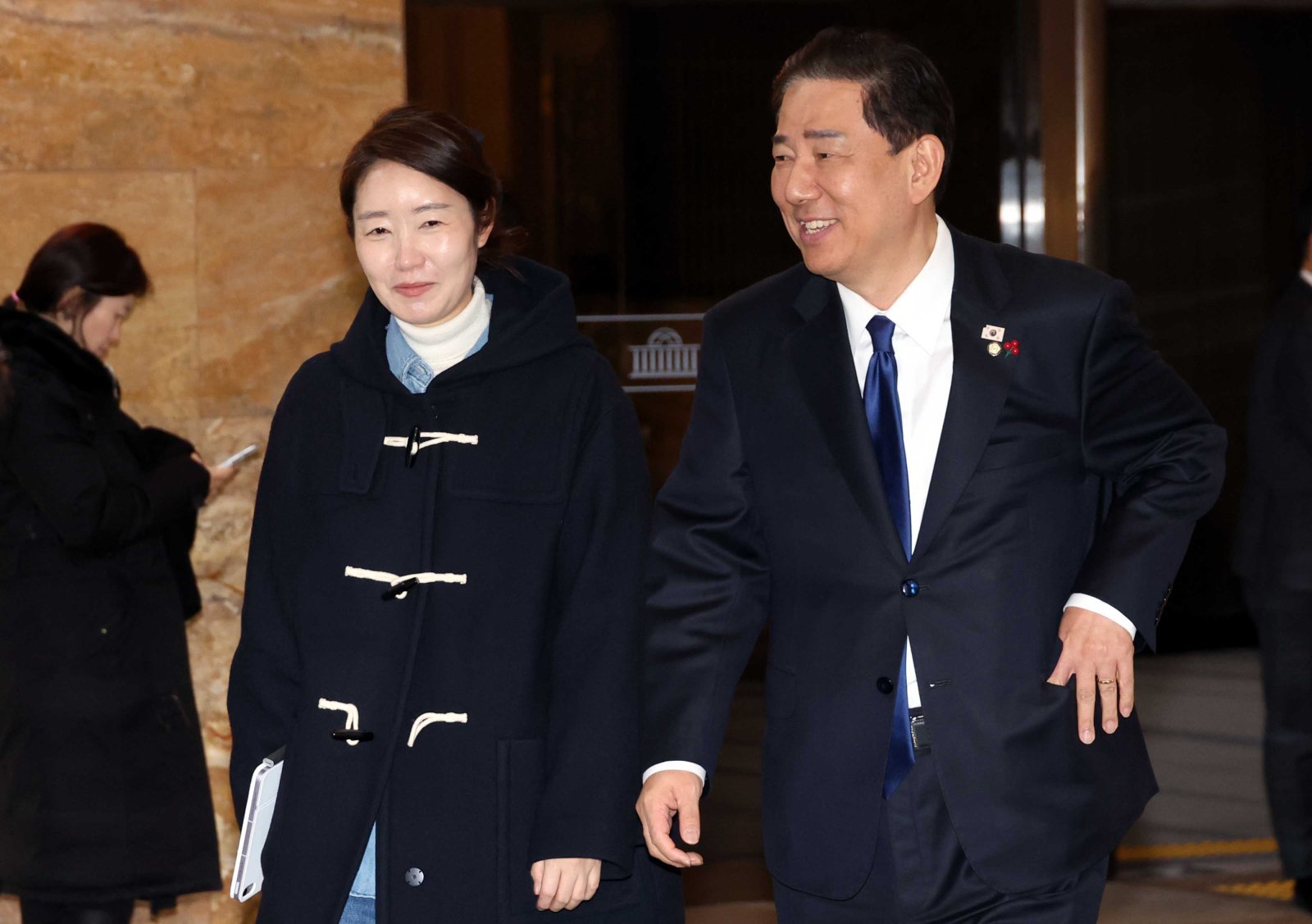 김병기 더불어민주당 원내대표와 강선우 의원이 24일 오후 서울 여의도 국회에서 열린 제430회국회(임시회) 제2차 본회의를 마치고 밖으로 나오고 있다.  2025.12.24. [서울=뉴시스]