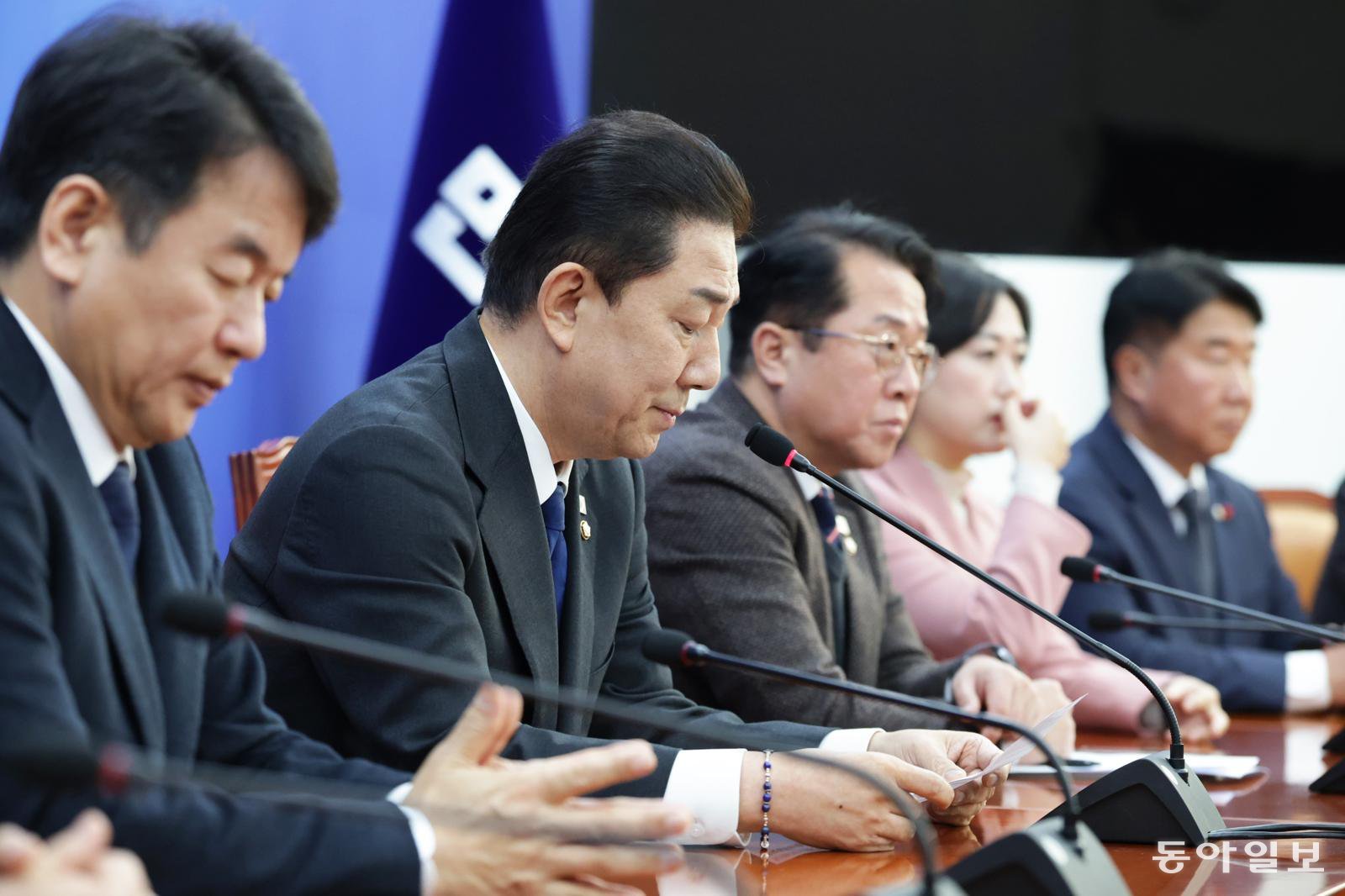 더불어민주당 김병기 원내대표가 30일 서울 여의도 국회에서 열린 원내대책회의에서 원내대표직 사퇴를 발표하고 있다. 박형기 기자 oneshot@donga.com