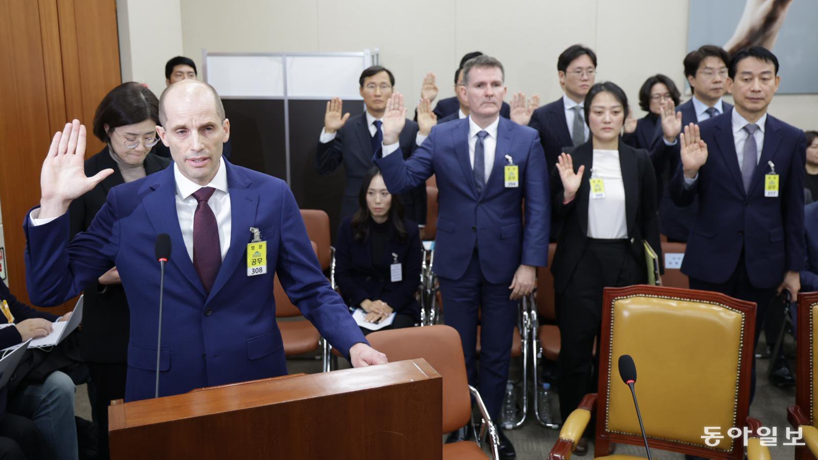 해롤드 로저스 쿠팡 임시대표가 30일 서울 여의도 국회에서 열린 제430회국회  쿠팡 침해사고 및 개인정보 유출, 불공정 거래, 노동환경 실태 파악과 재발방지 대책 마련을 위한 연석 청문회에 출석해 선서하고 있다. 박형기 기자 oneshot@donga.com