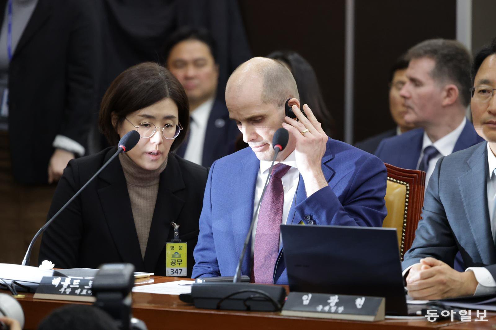 해롤드 로저스 쿠팡 임시대표가 30일 서울 여의도 국회에서 열린 제430회국회  쿠팡 침해사고 및 개인정보 유출, 불공정 거래, 노동환경 실태 파악과 재발방지 대책 마련을 위한 연석 청문회에 출석해 동시통역기를 낀 채 의원 질의를 듣고 있다. 박형기 기자 oneshot@donga.com