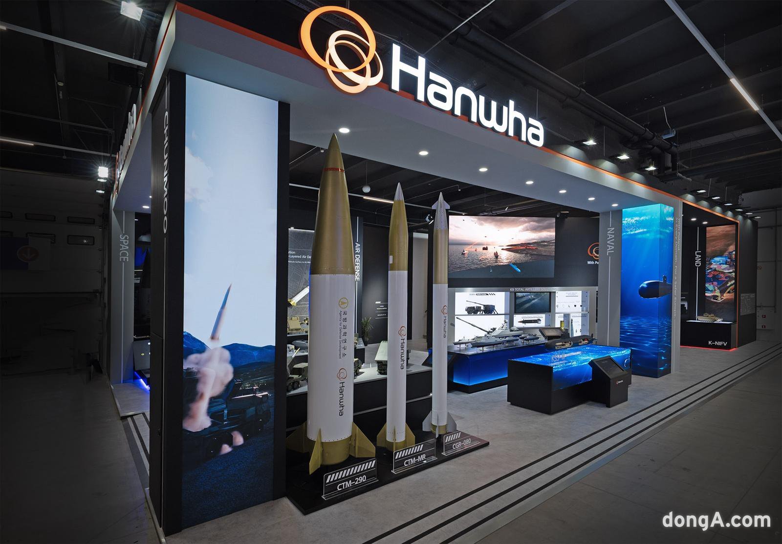 한화 부스에 유도미사일이 전시돼 있다. 오른쪽 가장 얇은 미사일이 이번 3차 실행계약 대상 제품인 CGR-080 유도미사일.