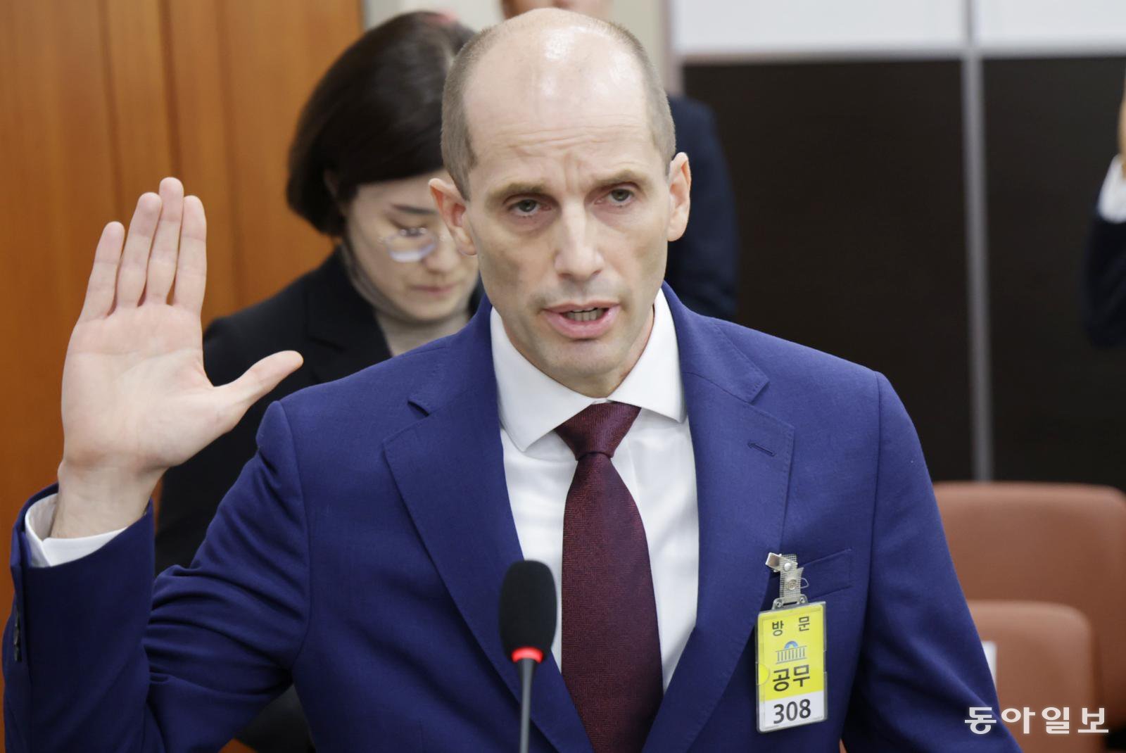 해롤드 로저스 쿠팡 임시대표가 30일 서울 여의도 국회에서 열린 제430회국회 쿠팡 침해사고 및 개인정보 유출, 불공정 거래, 노동환경 실태 파악과 재발방지 대책 마련을 위한 연석 청문회에 출석해 선서하고 있다. 박형기 기자 oneshot@donga.com