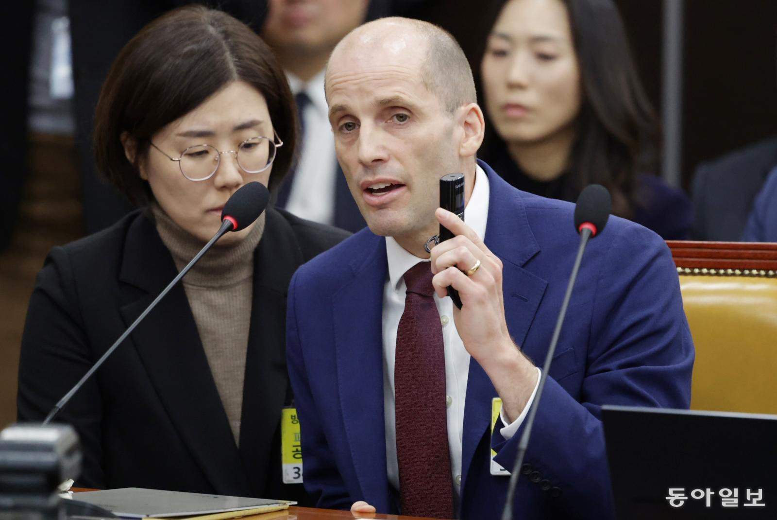 해롤드 로저스 쿠팡 임시대표가 30일 서울 여의도 국회에서 열린 제430회국회 쿠팡 침해사고 및 개인정보 유출, 불공정 거래, 노동환경 실태 파악과 재발방지 대책 마련을 위한 연석 청문회에 출석해 동시통역기를 들고 최민희 과방위장에게 항의하고 있다. 박형기 기자 oneshot@donga.com