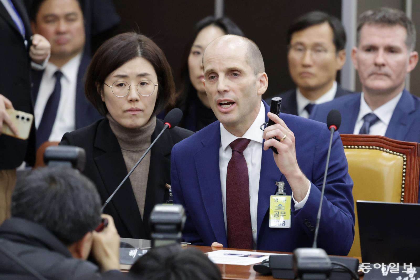 해롤드 로저스 쿠팡 임시대표가 30일 서울 여의도 국회에서 열린 제430회국회 쿠팡 침해사고 및 개인정보 유출, 불공정 거래, 노동환경 실태 파악과 재발방지 대책 마련을 위한 연석 청문회에 출석해 동시통역기를 들고 최민희 과방위장에게 항의하고 있다. 박형기 기자 oneshot@donga.com
