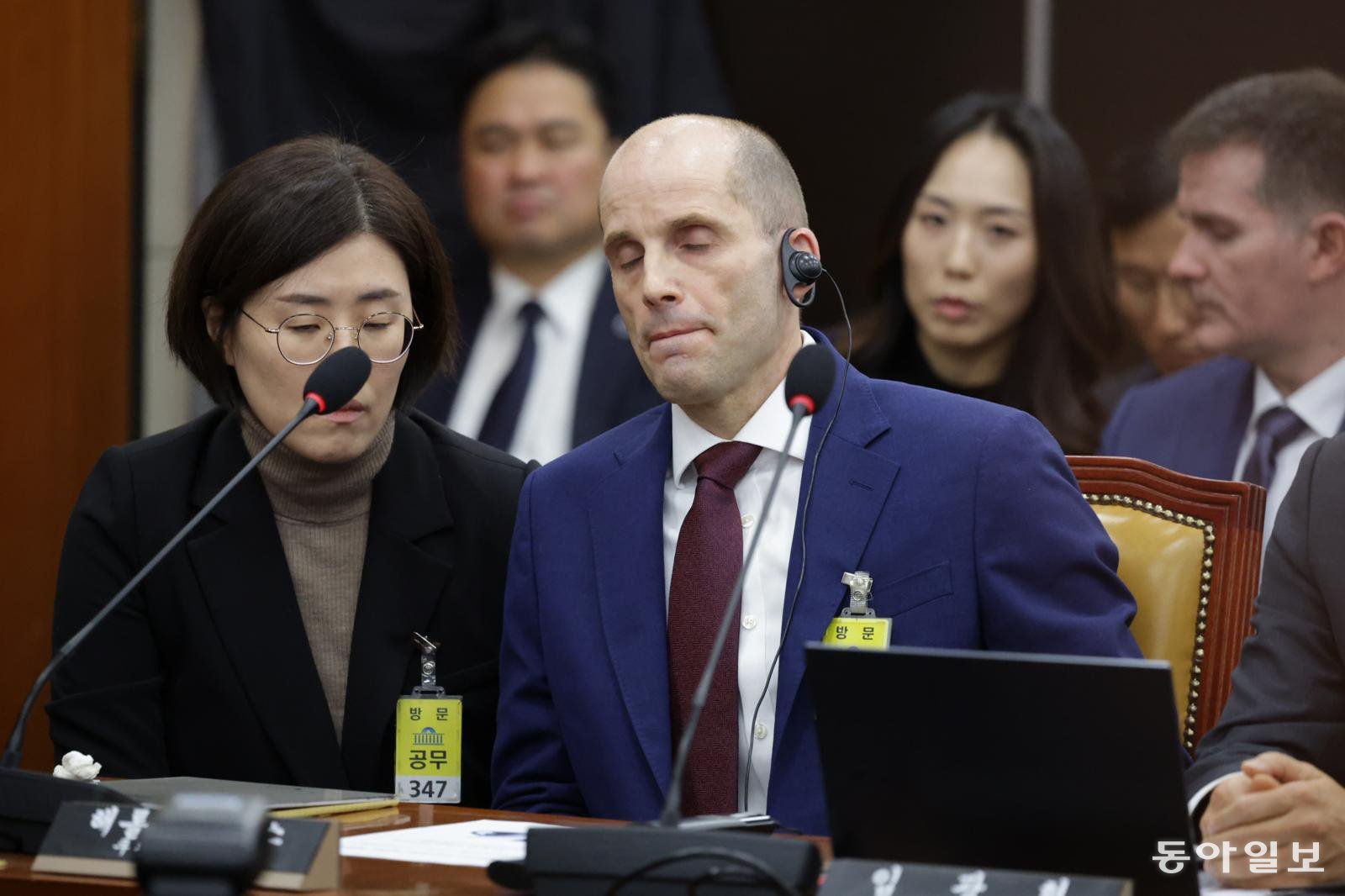 해롤드 로저스 쿠팡 임시대표가 30일 서울 여의도 국회에서 열린 제430회국회 쿠팡 침해사고 및 개인정보 유출, 불공정 거래, 노동환경 실태 파악과 재발방지 대책 마련을 위한 연석 청문회에 출석해 동시통역기를 낀 채 의원 질의를 듣고 있다. 박형기 기자 oneshot@donga.com