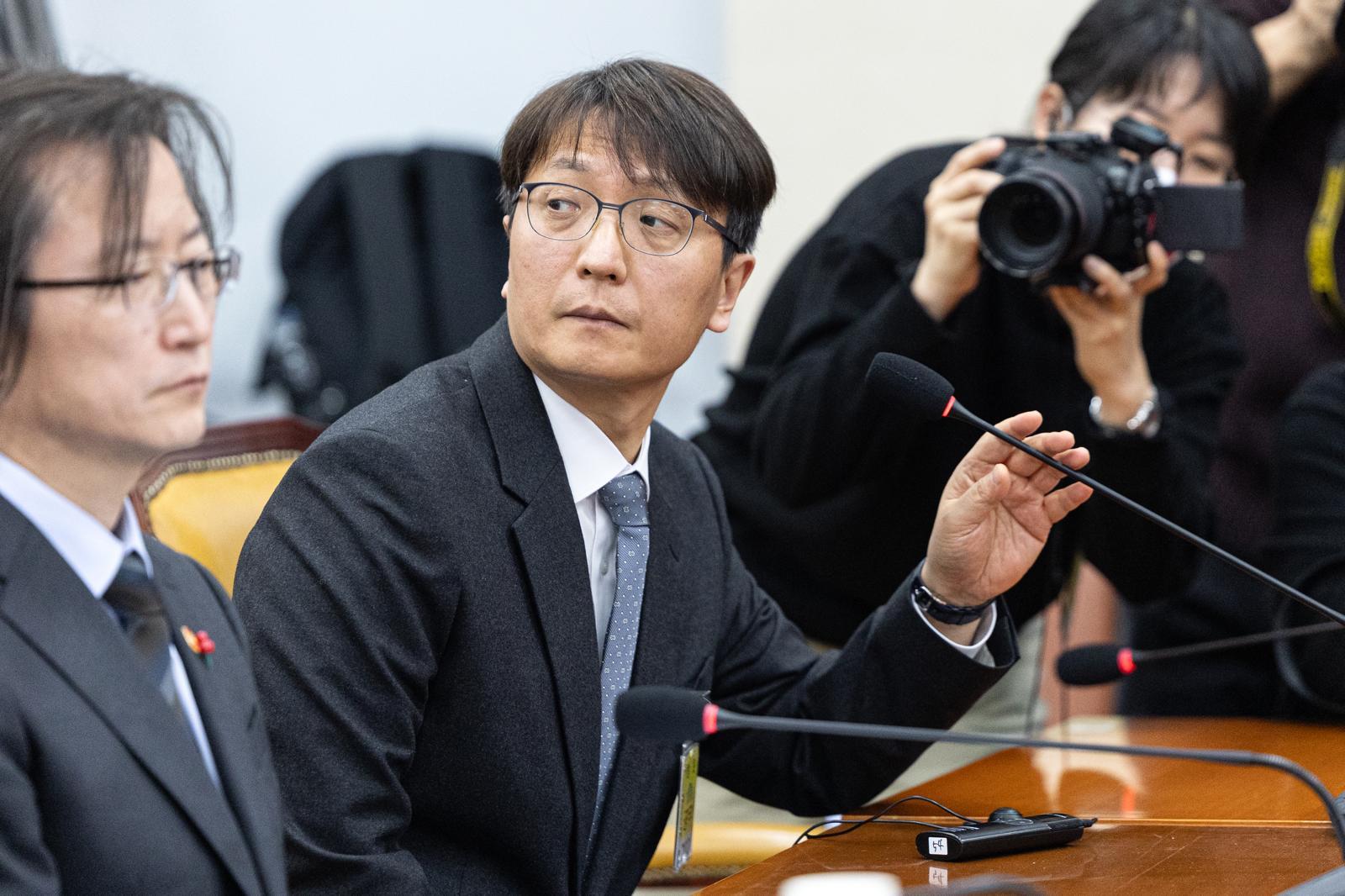 박대준 전 쿠팡 대표이사가 30일 서울 여의도 국회에서 열린 제430회국회(임시회) 쿠팡 침해사고 및 개인정보 유출, 불공정 거래, 노동환경 실태 파악과 재발방지 대책 마련을 위한 연석 청문회에 출석해 법무담당 부사장을 바라보고 있다. 2025.12.30/뉴스1