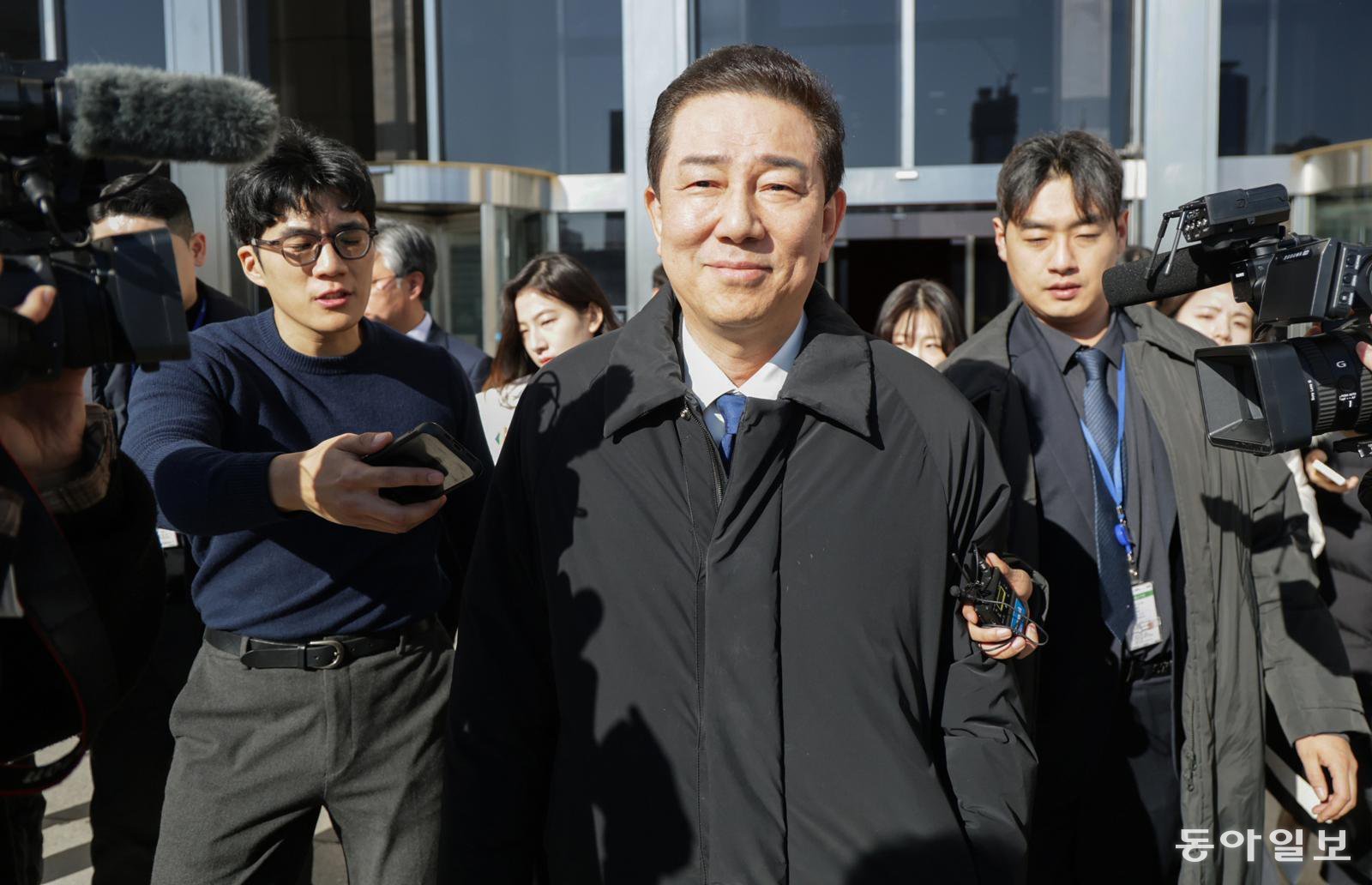 더불어민주당 김병기 전 원내대표가 30일 서울 여의도 국회에서 원내대표실을 나서며 취재진 질문을 받고 있다. 이날 김 전 원내대표는 취재진 질문에 답하지 않은 채 차량에 탑승해 국회를 떠났다. 박형기 기자 oneshot@donga.com