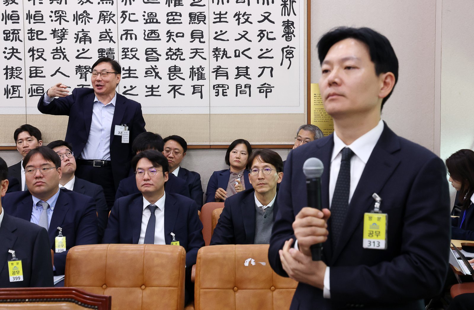 이화영 전 경기도 평화부지사가 23일 오전 서울 여의도 국회 법제사법위원회에서 열린 서울고등검찰청-서울중앙지방검찰청 등에 대한 국정감사에서 자신의 대북 송금 사건을 수사했던 박상용 법무연수원 교수 질의 도중 발언권을 요청하고 있다. 2025.10.23. 서울=뉴시스