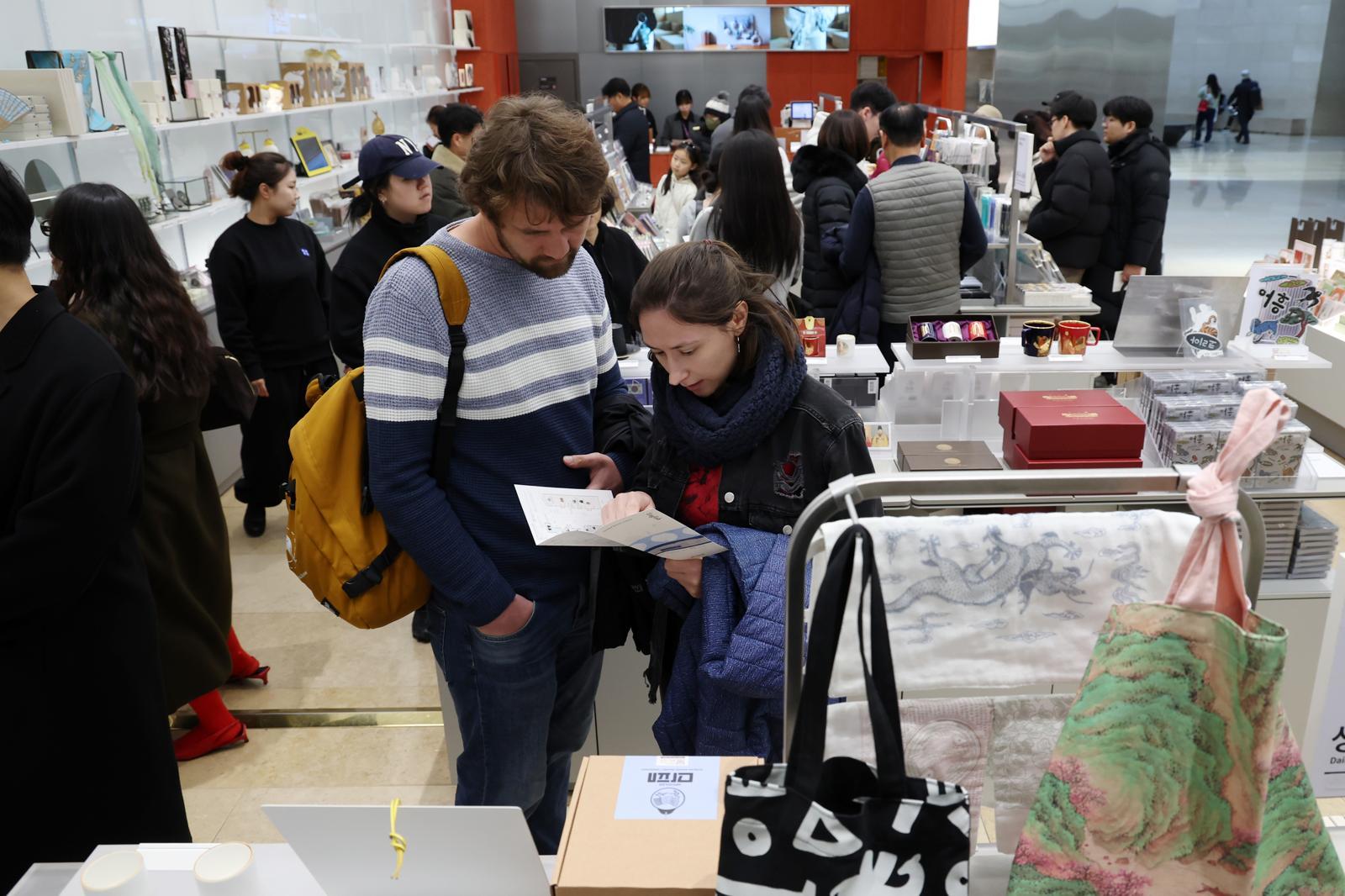 서울 용산구 국립중앙박물관의 ‘뮷즈’ 상품관을 찾은 외국인 관람객들이 각종 굿즈를 살펴보고 있다. 뉴시스