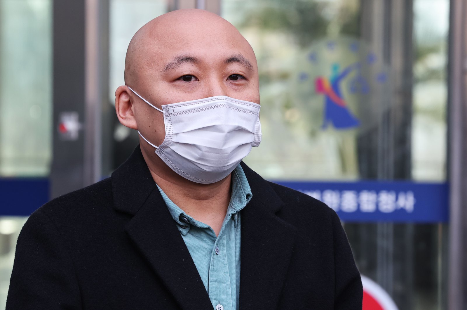 웹툰작가 주호민이 1일 오전 경기 수원시 영통구 수원지방법원에서 취재진의 질문에 답하고 있다. 이날 ‘주호민 아들 아동학대’ 혐의로 기소된 특수교사가 1심에서 벌금 200만원 선고유예를 받았다. 2024.2.1/뉴스1