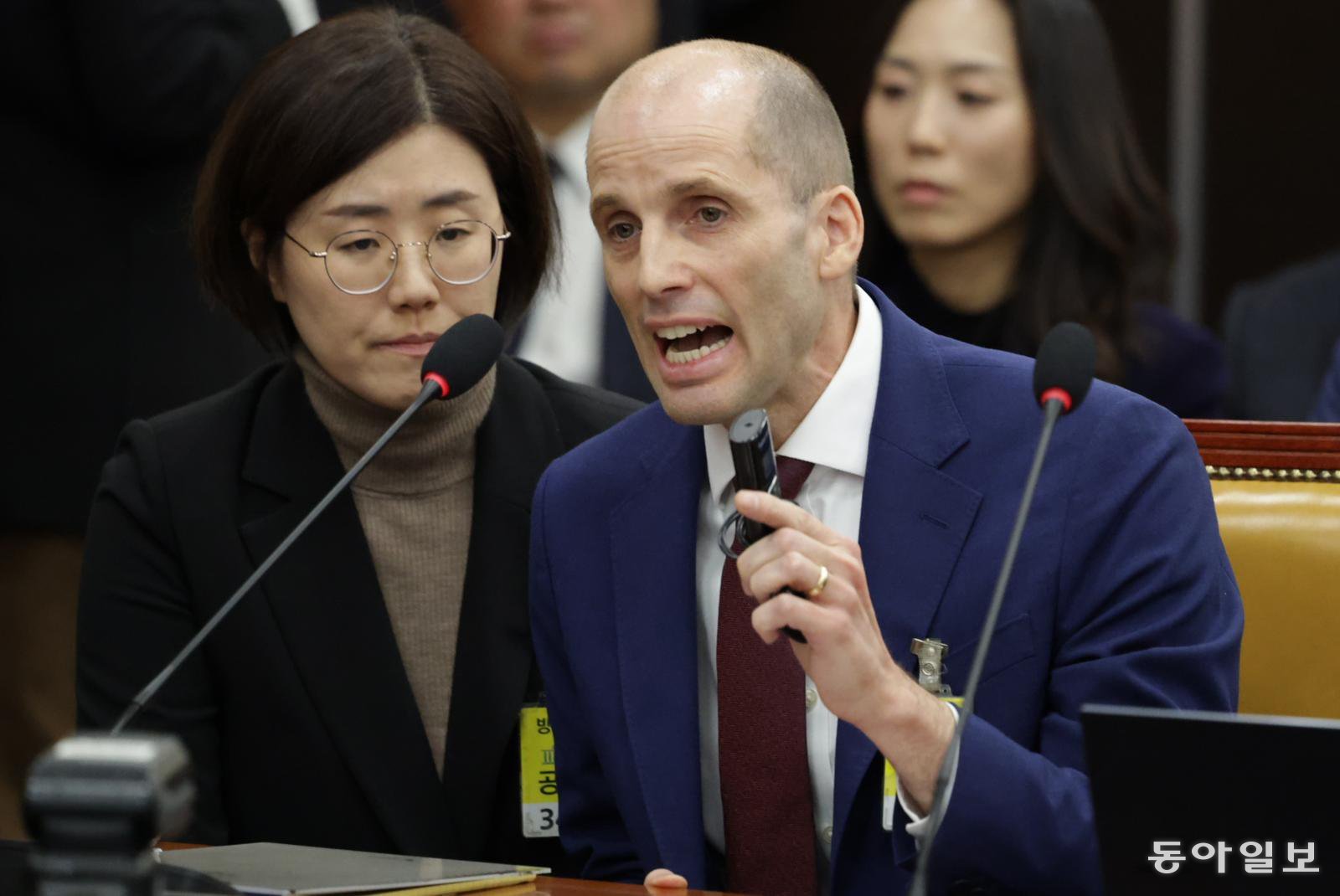 해롤드 로저스 쿠팡 임시대표가 30일 서울 여의도 국회에서 열린 제430회국회 쿠팡 침해사고 및 개인정보 유출, 불공정 거래, 노동환경 실태 파악과 재발방지 대책 마련을 위한 연석 청문회에 출석해 동시통역기를 들고 최민희 과방위장에게 항의하고 있다. 박형기 기자 oneshot@donga.com