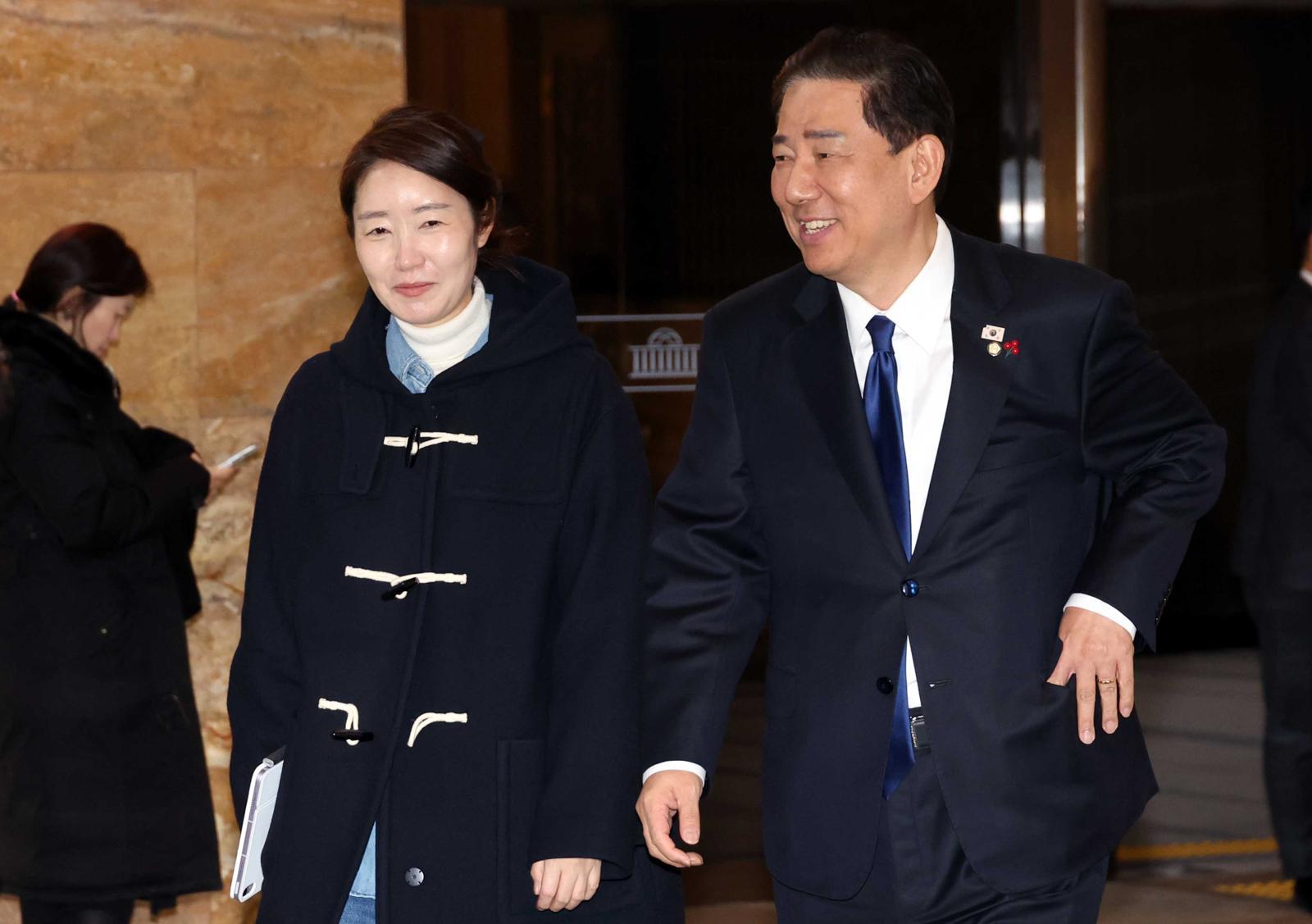 김병기 더불어민주당 원내대표와 강선우 의원이 24일 오후 서울 여의도 국회에서 열린 제430회국회(임시회) 제2차 본회의를 마치고 밖으로 나오고 있다. 2025.12.24 뉴시스