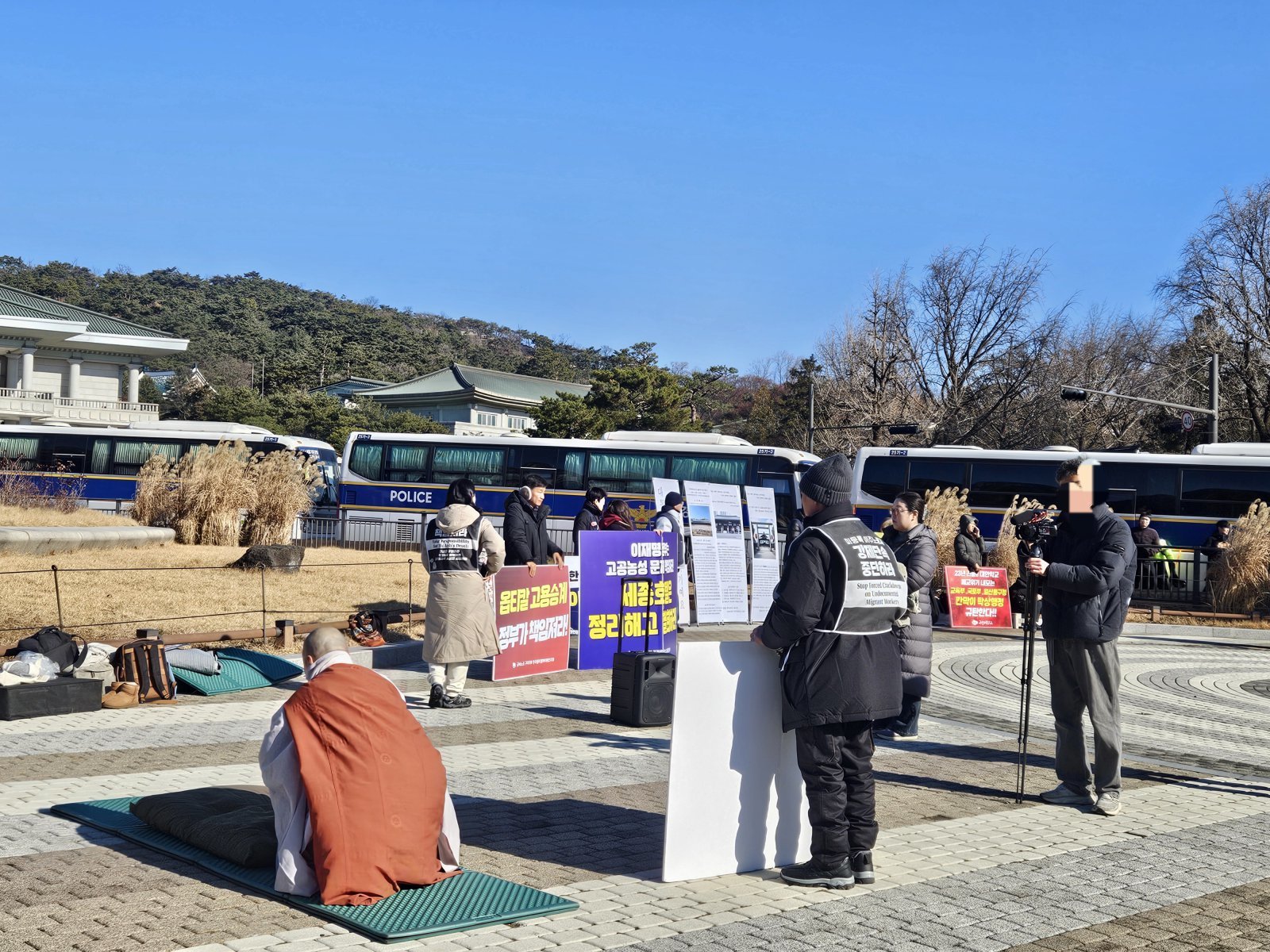 30일 서울 종로구 청와대 분수대 앞에서 기자회견 및 시위가 열리는 모습. 2025.12.30/뉴스1