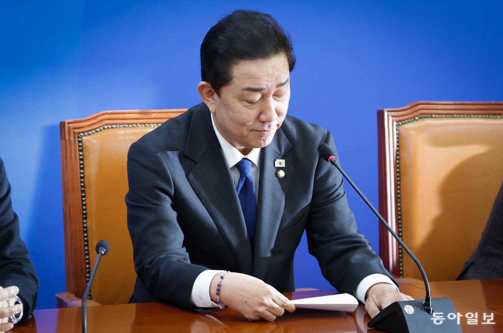 더불어민주당 김병기 원내대표가 30일 서울 여의도 국회에서 열린 원내대책회의에서 원내대표직 사퇴를 발표하고 있다. 박형기 기자 oneshot@donga.com