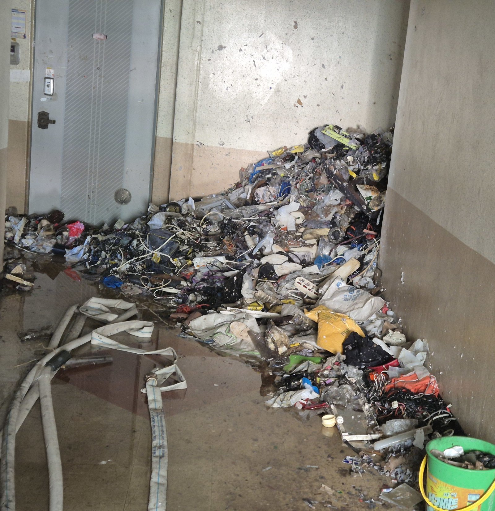 30일 울산 남구의 한 아파트 복도에 불에 탄 쓰레기가 가득 쌓여 있다. 지난 28일 오후 6시 56분께 이 아파트에서 불이 나 저장 강박 증세를 보인 70대 주민이 숨졌다. News1