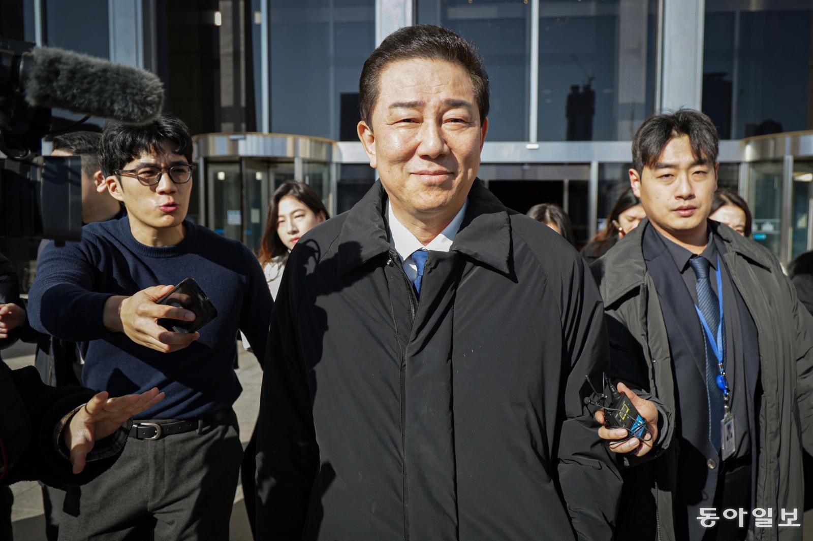 김 전 원내대표가 30일 원내대표실을 나선 뒤 차량으로 향하고 있다. 박형기 기자 oneshot@donga.com