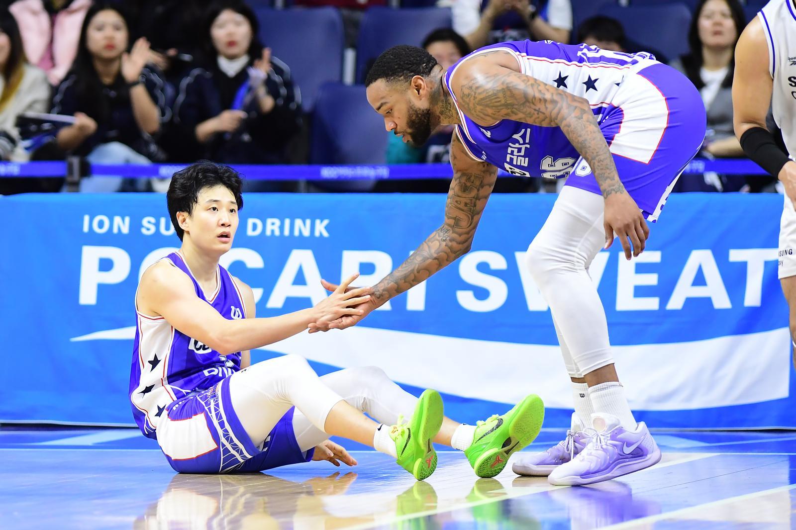 부산 KCC 허웅(왼쪽)은 24일 서울 삼성과 경기 도중 부상으로 교체됐다. KBL 제공