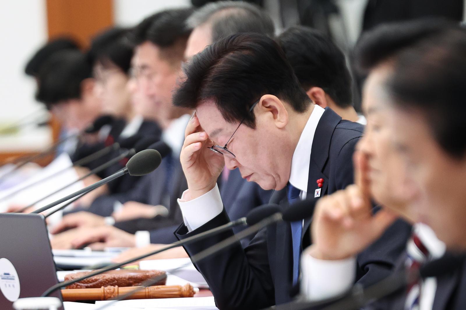 이재명 대통령이 30일 청와대에서 열린 국무회의에서 자료를 살펴보고 있다. 2025.12.30/뉴스1