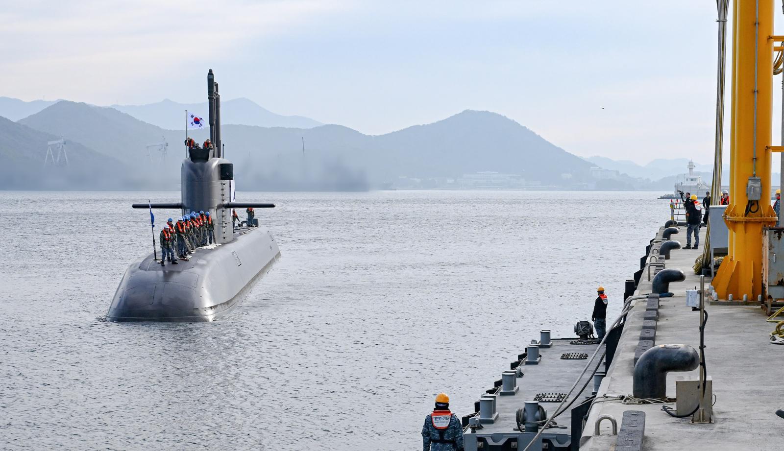 해군 안무함(KSS-Ⅲ, 3,000톤급)이 30일 진해군항으로 입항하고 있다. 안무함은 국내 방산기술로 설계, 건조된 도산안창호급 잠수함 중 최초로 2025 사일런트 샤크 훈련에 참가해 훈련 일정을 마친 뒤 이날 진해 군항으로 복귀했다. 뉴시스