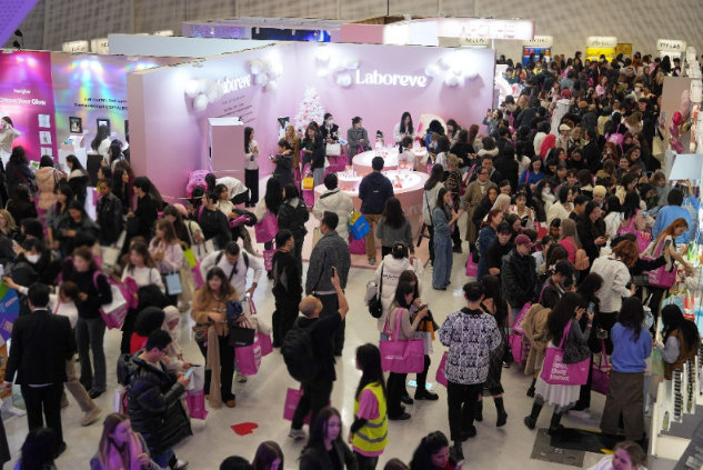 29일 서울 중구 동대문디자인플라자(DDP)에서 열린 인플루언서 박람회 ‘서울콘’의 ‘K뷰티 부스트’ 행사장에서 방문객들이 국내 화장품 업체들의 제품을 살펴보고 있다. 서울콘은 ‘서울’과 ‘콘텐츠(Content)’를 합친 이름의 글로벌 콘텐츠 박람회로, 올해로 3회째를 맞았다. 서울경제진흥원(SBA) 제공