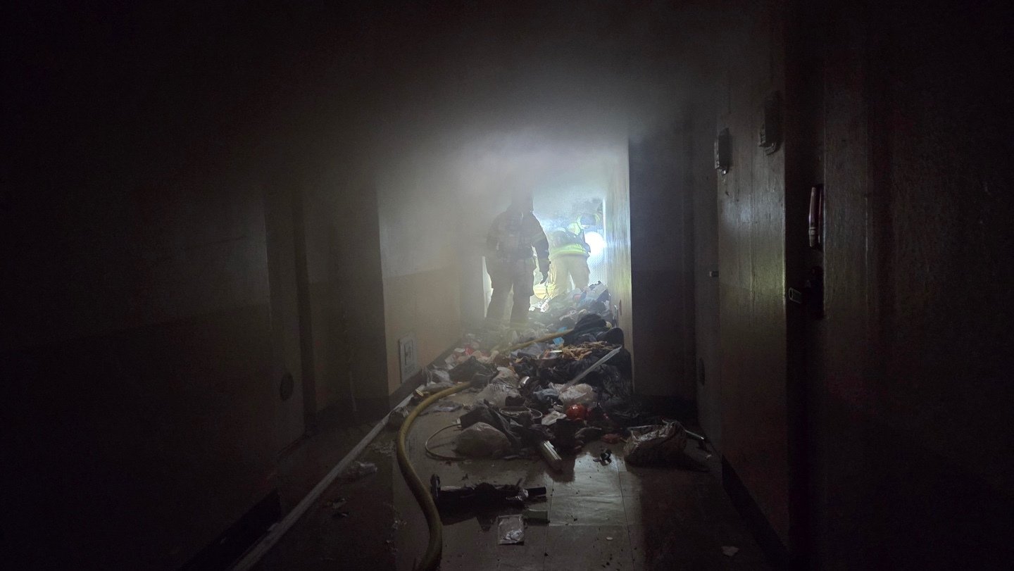 소방 당국이 28일 울산 남구 달동의 한 공동주택에서 발생한 불을 진압하고 있다. 뉴스1