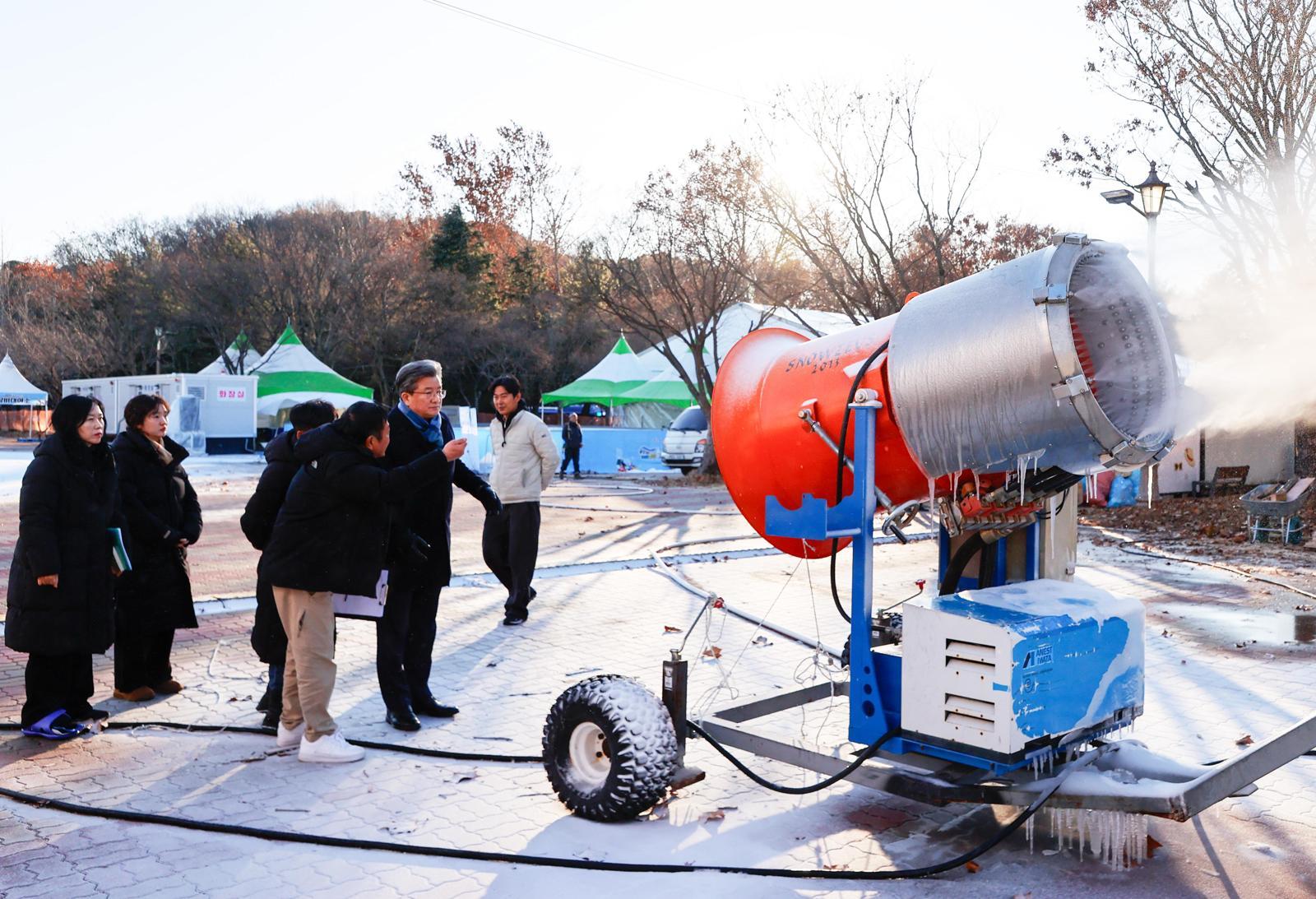정용래 대전 유성구청장과 구 관계자들이 26일 유성구 신성동 연구단지종합운동장에서 눈썰매장 개장 전 종합 안전점검을 하고 있다. 유성구 제공
